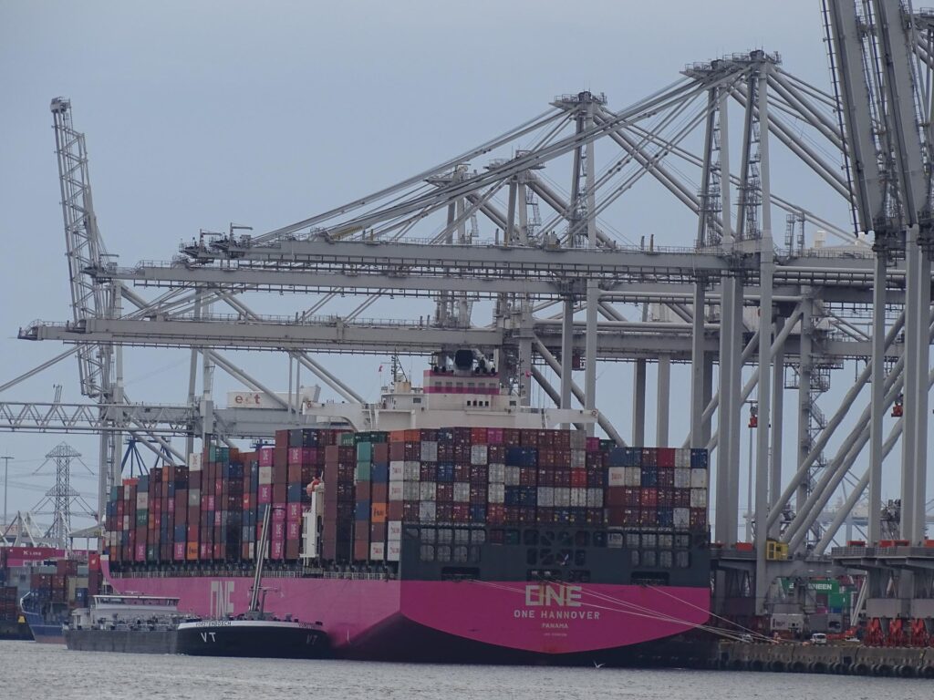 aKapal kargo yang turun di pelabuhan Rotterdam, Belanda. Foto: Luiz Jardim Wanderley.